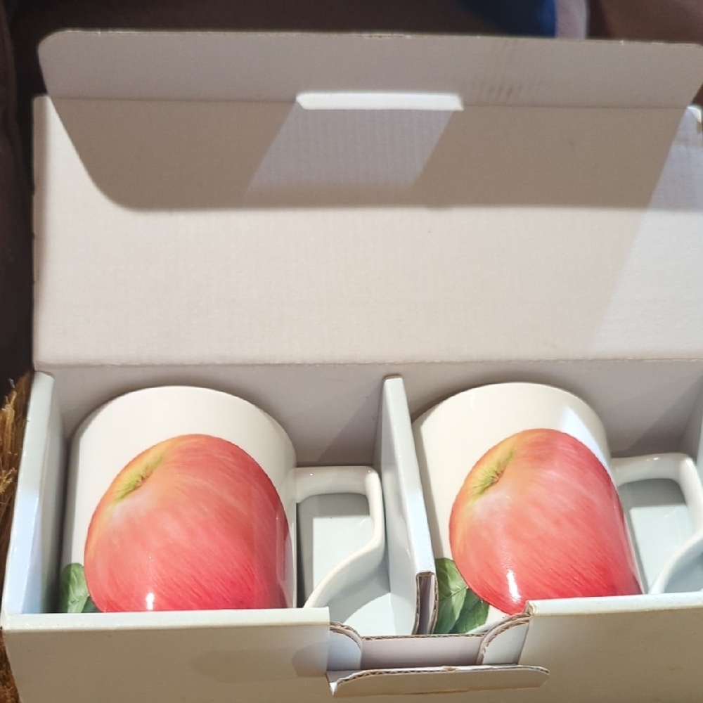 Vibrant Red and Green Ceramic Mugs for Dining